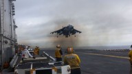 EEUU reveló las primeras imágenes de su despliegue en el mar Caribe y del barco de guerra USS Iwo Jima