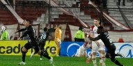 Así fue la pelea entre jugadores de Once Caldas y Huracán en Buenos Aires, por los octavos de final de Copa Sudamericana