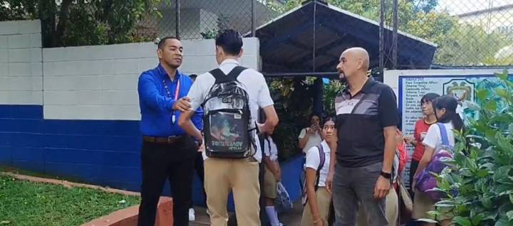 Cortes adecuados y uniformes limpios, la nueva medida en colegios de El Salvador