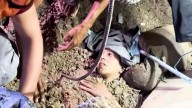 Rescatan a una joven entre los escombros tras un bombardeo en Gaza