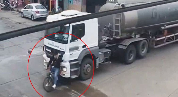 ¿Fue intencional? Camión cisterna embistió y arrastró a ciclista en Banda del Río Salí (video)
