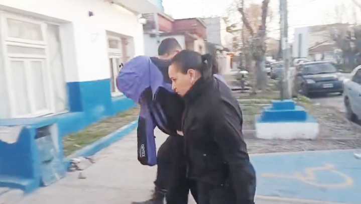 Una mujer quedó detenida por apuñalar al perro de la vecina que había mordido a su caniche