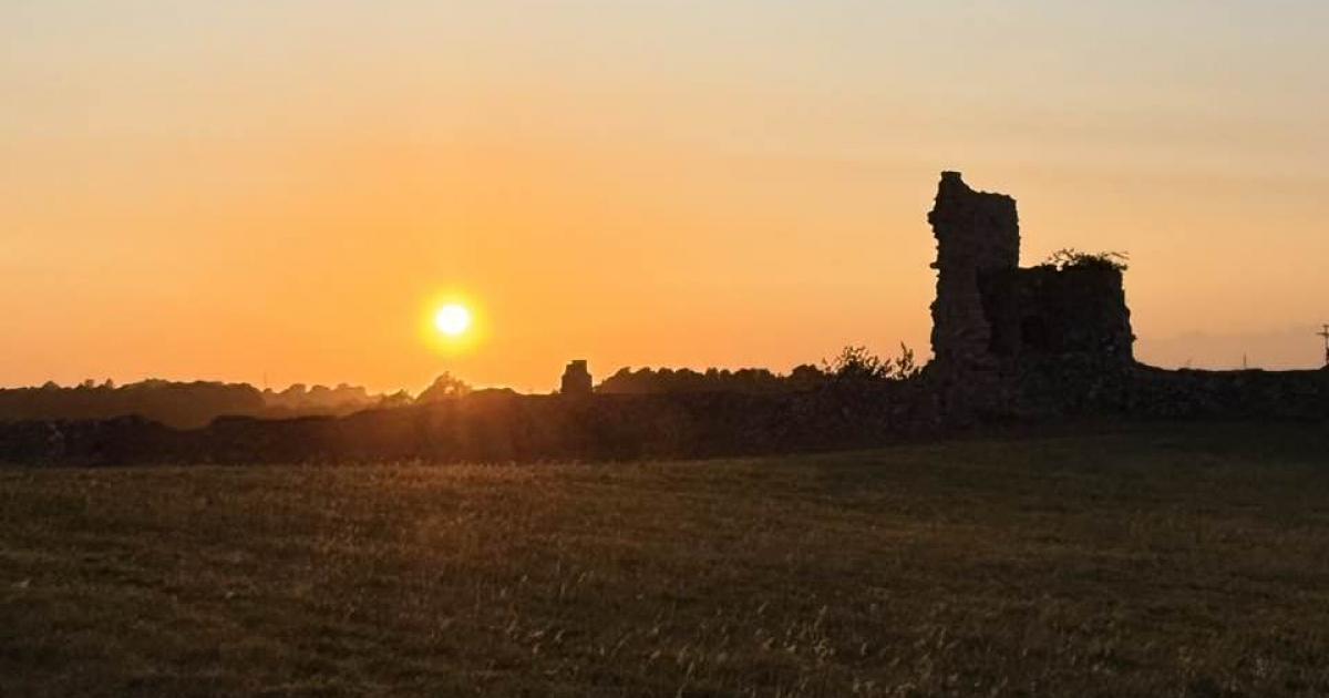 Stunning pictures of Pevensey Castle at sunset