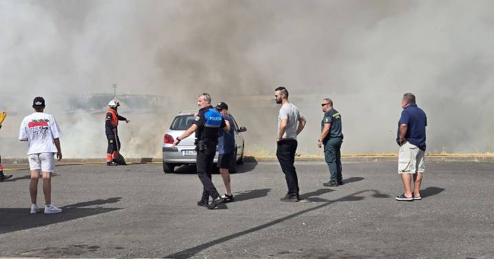 Los bomberos sofocan un gran incendio en el Polígono Industrial de Los Montalvos