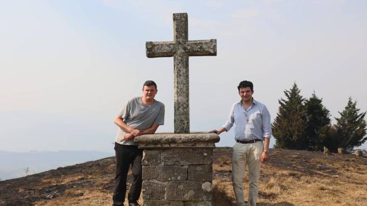 El párroco que salvó el santuario asturiano de El Acebo, rodeado por el fuego: "Me tocó sudar, pero no dudé"