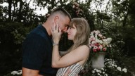 Taylor Swift anunció su casamiento con Travis Kelce y compartió las fotos del compromiso