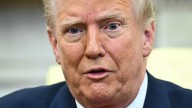 Trump ordena castigar la quema de banderas de EU