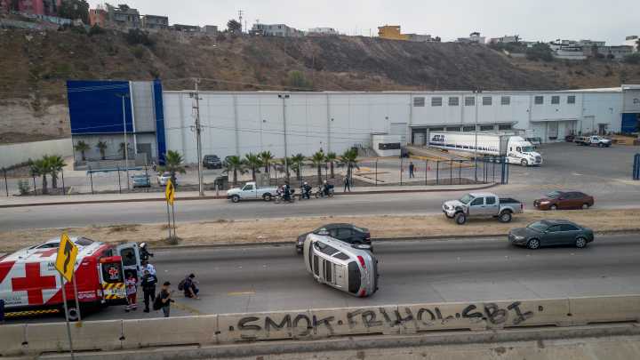 Choque termina en volcadura sobre la Vía Rápida Alamar