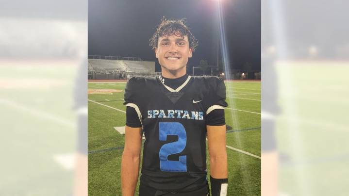 Villa Park football scores late TD on QB sneak to defeat Carson