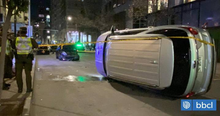 Reportan accidente en centro de Santiago: choque con taxi deja a un auto volcado
