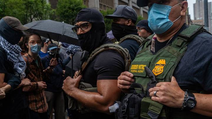 Sin máscaras ni pasamontañas: impulsan proyecto para obligar a agentes de ICE a identificarse en operativos