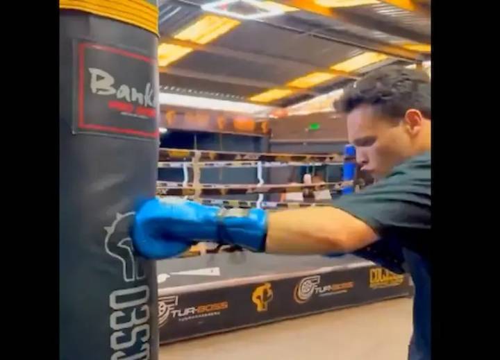 Reaparece Julio Cesar Chávez Jr entrenando boxeo tras libertad condicional