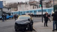 El tren Sarmiento chocó a un taxi que intentó cruzar las vías con las barreras bajas: el conductor y un acompañante huyeron del lugar