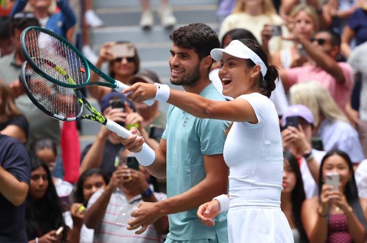 Alcaraz y Raducanu se estrenan con derrota bajo los focos del US Open