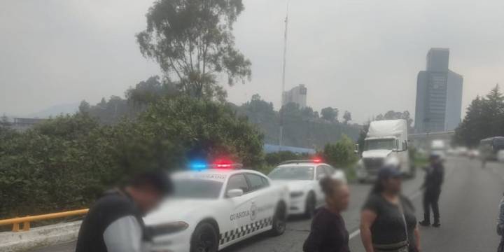 Manifestantes bloquean autopista México-Toluca, exigen justicia por accidente vial que acabó con la vida de Orlando