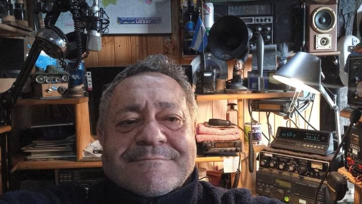 El mendocino que pasó su vida pegado a una radio y convierte cualquier cosa en receptor