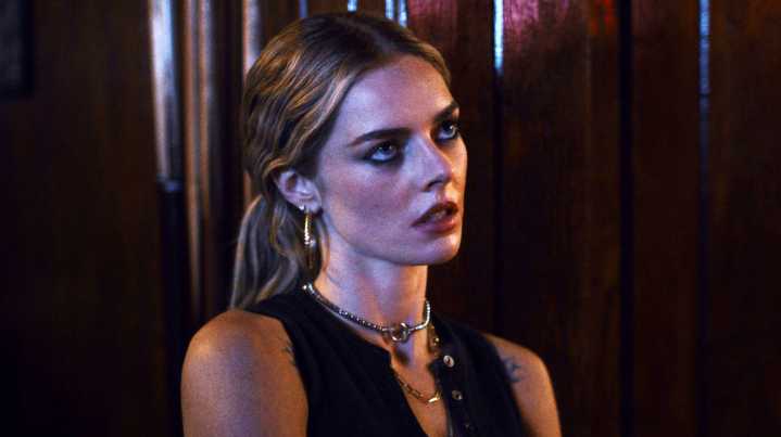 Eenie Meanie Review: Samara Weaving In A Funny, Moody Crime Caper