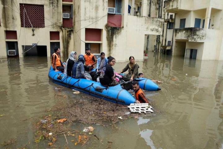 India advierte a Pakistán sobre amenaza de inundaciones en primer contacto oficial en meses