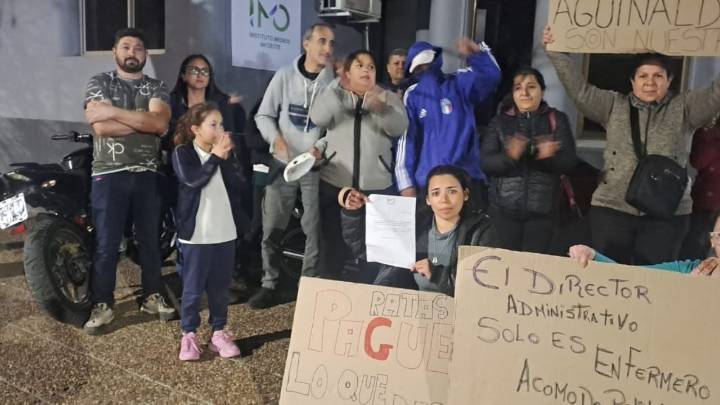Protestas por despidos en la puerta de la clínica