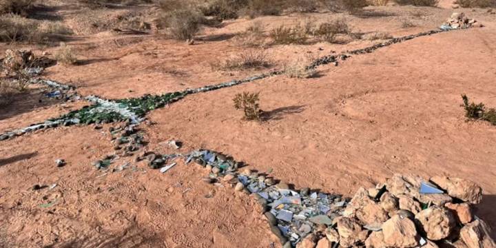 Misterio en Neuquén: una cruz gigante hecha con piedras y vidrio molido apareció en el Parque de los Dinosaurios