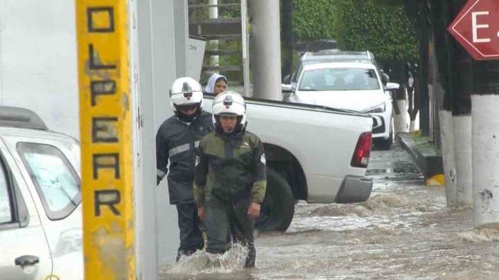 ¿Qué Hago Si Estoy en mi Vehículo Durante una Tormenta?