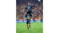 América remonta y vence a Tigres en el Volcán