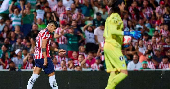 Alan Pulido erra penal y las Chivas tropiezan en la Comarca Lagunera