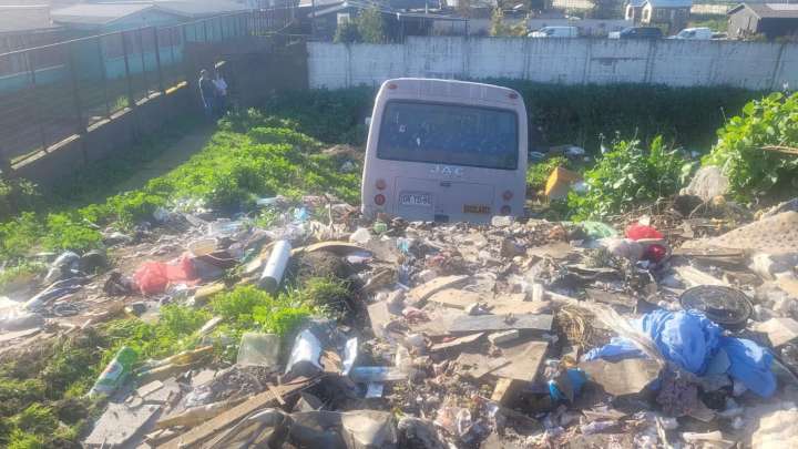 Bus con 18 niños cae por una cuesta de 20 metros en Coronel: el basural evitó una tragedia