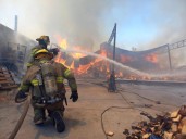 Bomberos combaten incendio en recicladora de la colonia El Granjero