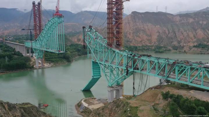 Derrumbe de puente en China deja al menos 12 muertos