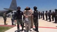 Con esposas en pies y manos fueron trasladados los 26 narcotraficantes a EU