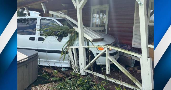 Vehicle crashes into home in Williamson County