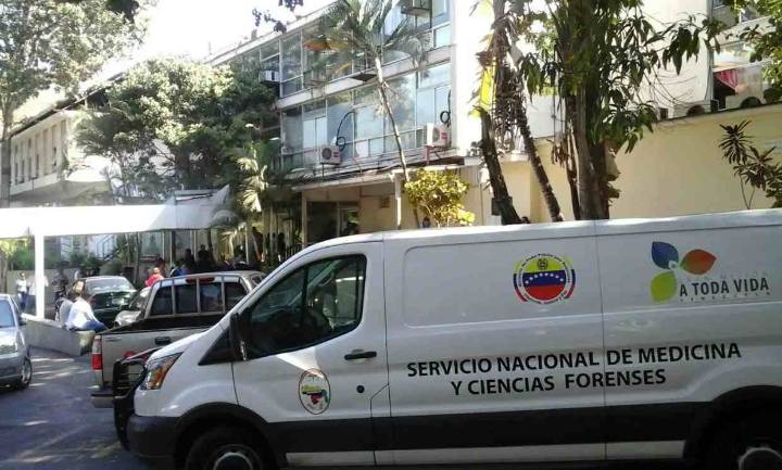 Hombre en situación de calle murió tras caer en alcantarilla sin tapa en Caracas