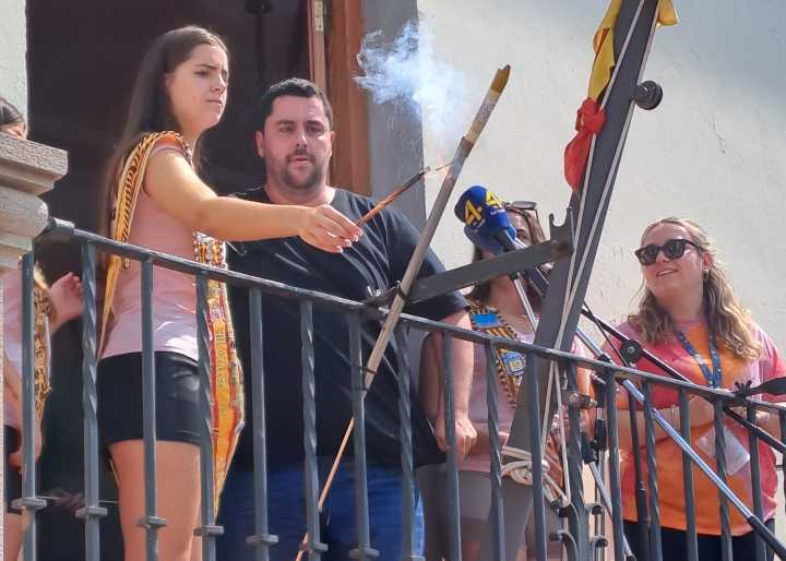 Nules inaugura sus fiestas patronales con la tradicional cridà a los más de 200 peñistas