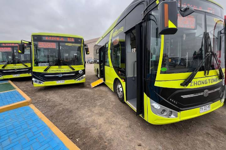 Nada que envidiar a Santiago: así son los nuevos buses eléctricos que llegaron a Arica conducidos solo por mujeres