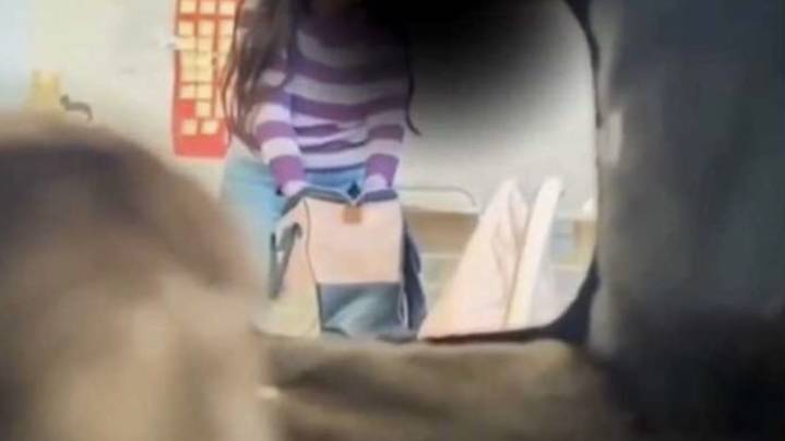 Alumnos sospechaban de su docente, la grabaron y confirmaron que les robaba