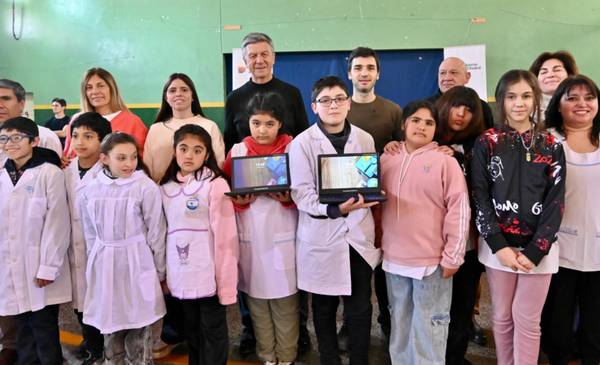 Torres entregó importante equipamiento informático a escuelas de la Meseta