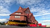 Mueven una iglesia tres millas montada sobre ruedas en Suecia