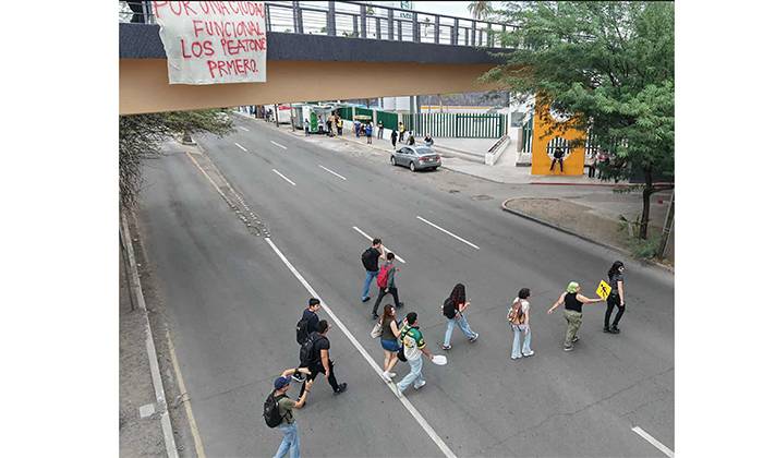 Protestan estudiantes en puente peatonal; Pugnan por semáforo