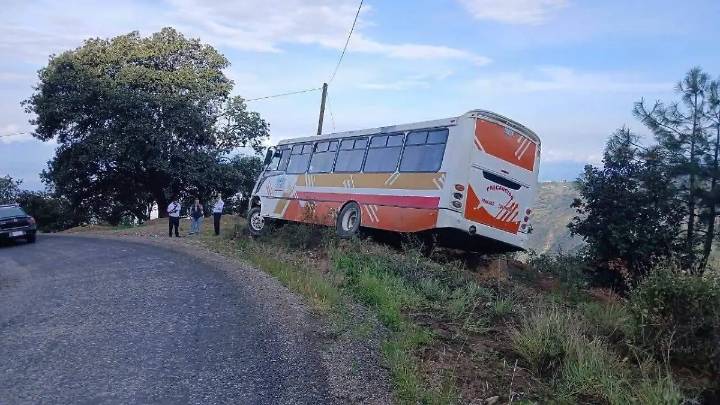 Autobús se queda sin frenos rumbo a Tehuacán; montículo impide caída a barranco