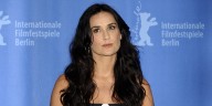 Demi Moore adelantó hace 16 años el vestido negro de lunares que es tendencia este verano en Mango Outlet y Zara
