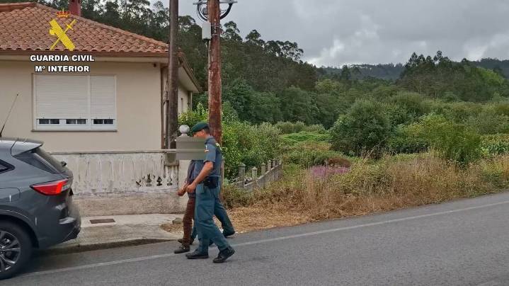 Detenida una vecina de Carballo por once delitos de incendio forestal
