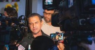 Investigan a policía municipal tras detención por ataque a comunicador