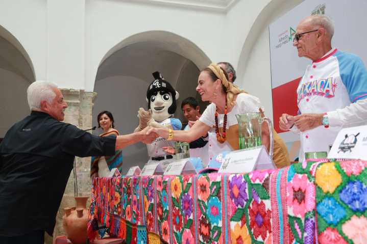 Batazo solidario por Oaxaca: dona Home Runs Banamex 10 mdp a proyectos