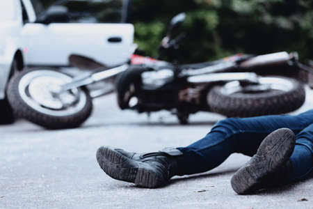 Se lesiona motociclista en choque