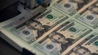 El dólar oficial se dispara en medio del escándalo por la ANDIS