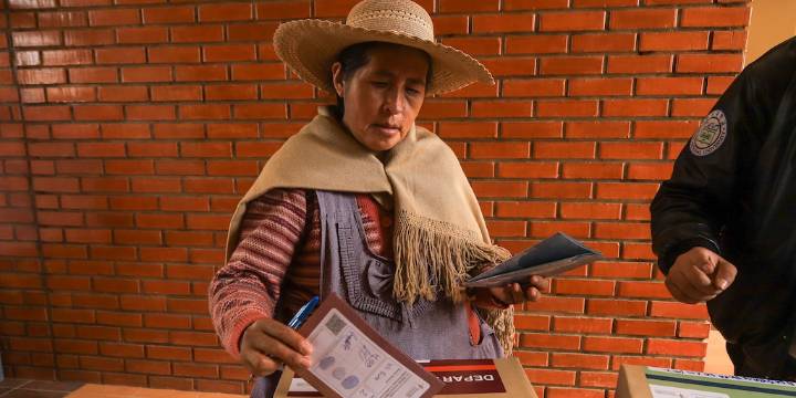 El Tribunal Supremo Electoral de Bolivia llamó a los ciudadanos a votar sin celulares en medio de denuncias de coacción