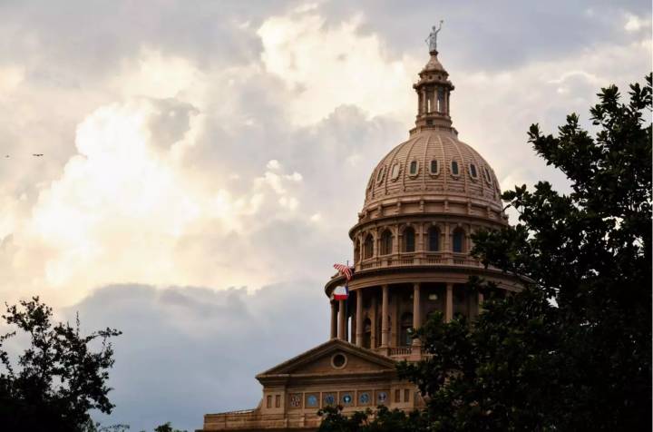 Texas House Democrats evacuated from Illinois hotel after bomb threat