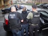 Residentes de Washington DC confrontaron a agentes de ICE que arrestaban a dos inmigrantes