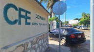 Abuelito bloquea entrada de CFE tras dos meses sin luz y en minutos recuperó su servicio